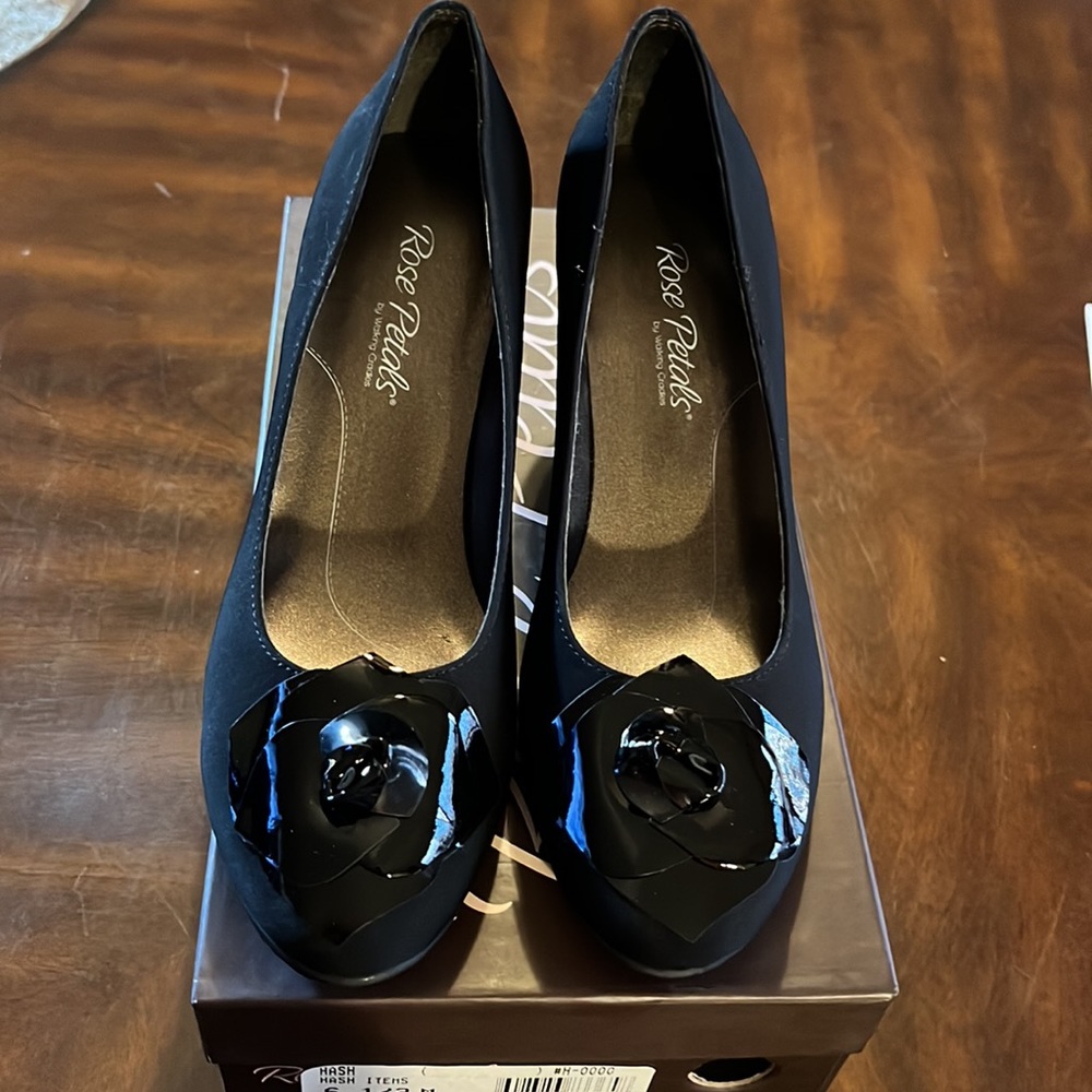 (189) NWT ladies black heels by Rose Petals/Walking Cradles. Size 6 1/2 medium